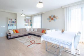 Amazing Flat w Balcony Close to Malls in Kadikoy